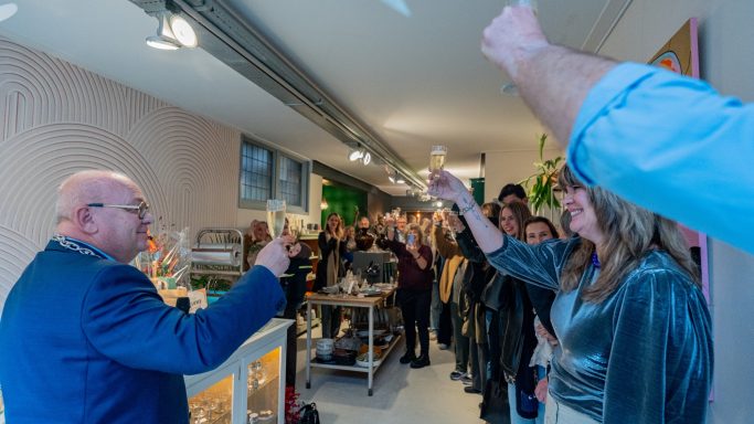 Proostmoment tijdens opening Tafelsentiment Proostmoment tijdens de opening van Tafelsentiment & Het Lokaal op 17 november
